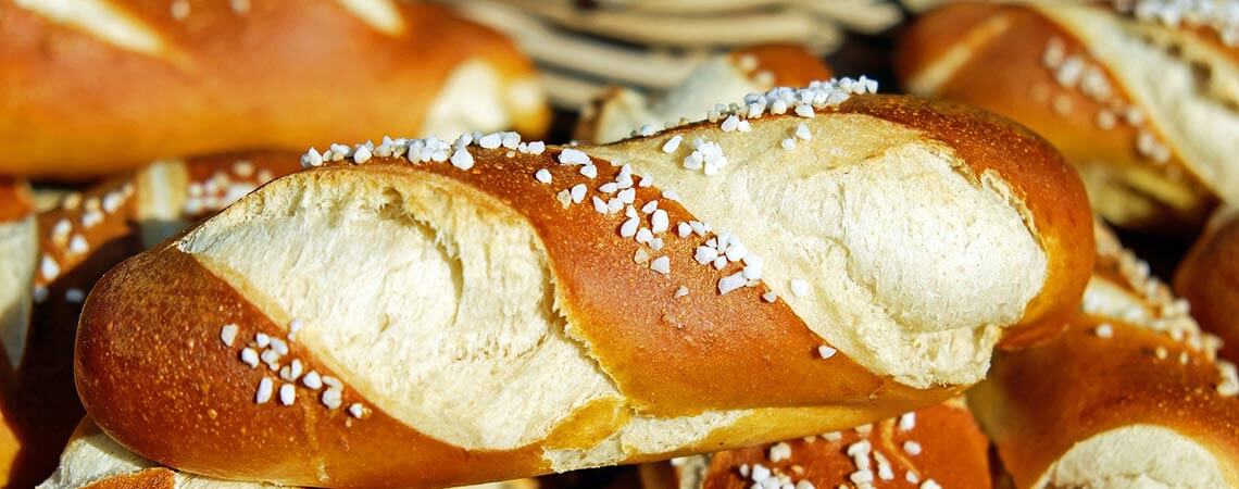 Cheesy Pretzel Ring Dip